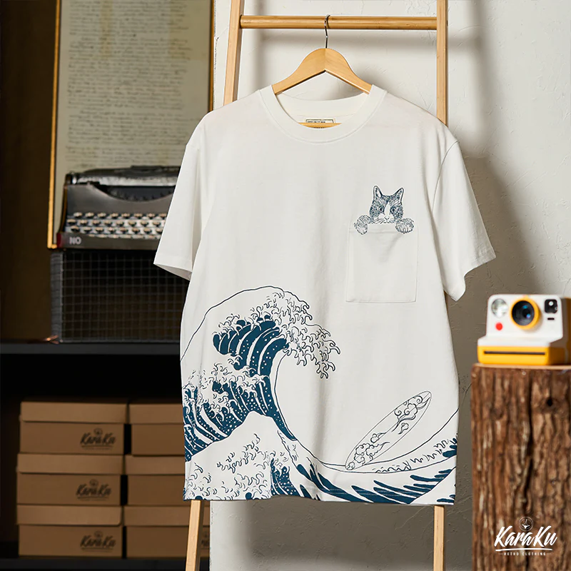 「KaraKuｘ365CAT.ART」ポケットから覗く猫 浮世絵柄コットンTee - Image 3