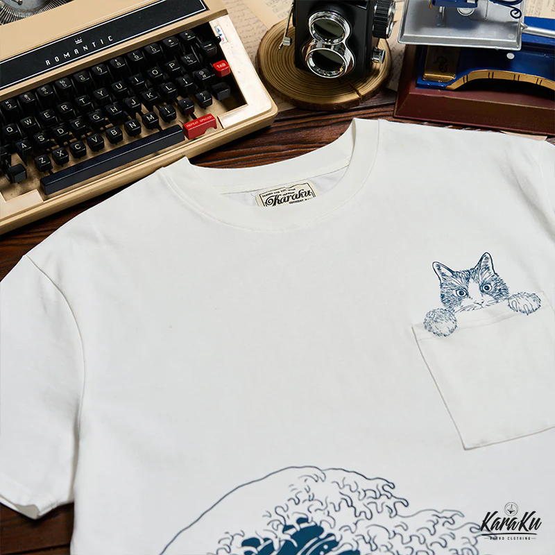 「KaraKuｘ365CAT.ART」ポケットから覗く猫 浮世絵柄コットンTee - Image 5