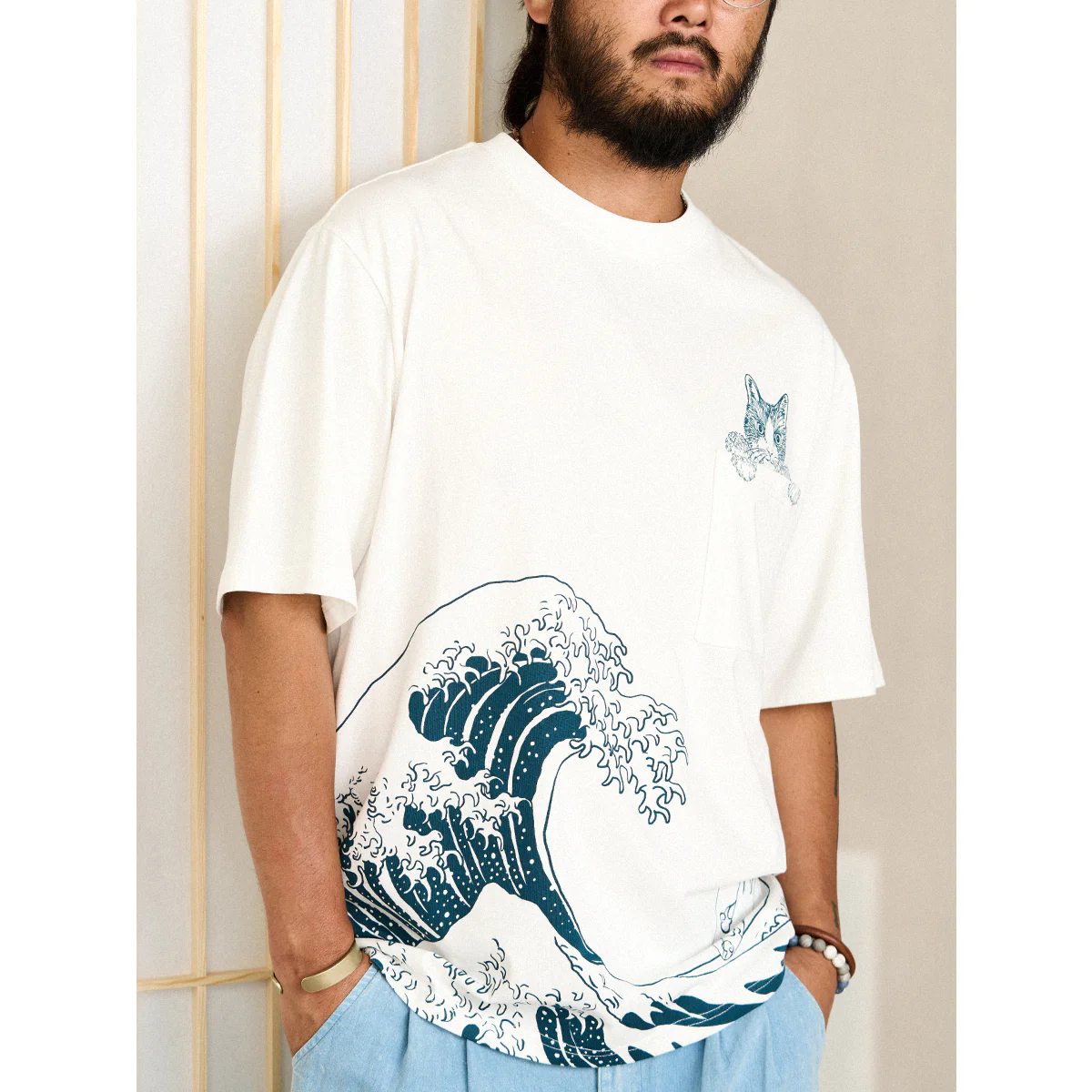 「KaraKuｘ365CAT.ART」ポケットから覗く猫 浮世絵柄コットンTee - Image 8