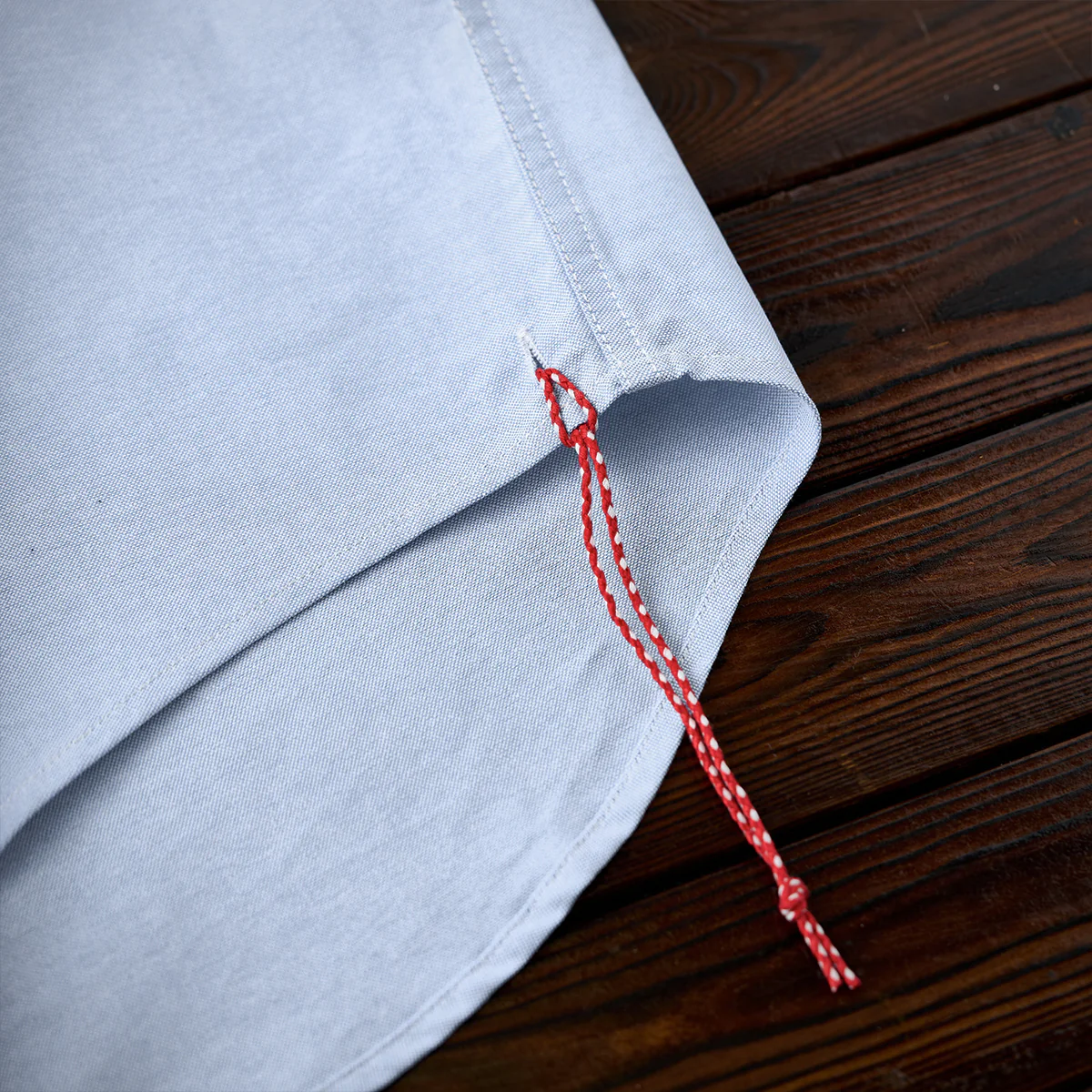 赤ヒモ付き　「ゴルフスイングの首が落ちた骸骨」刺繍入りオックスフォード長袖シャツ - Image 22