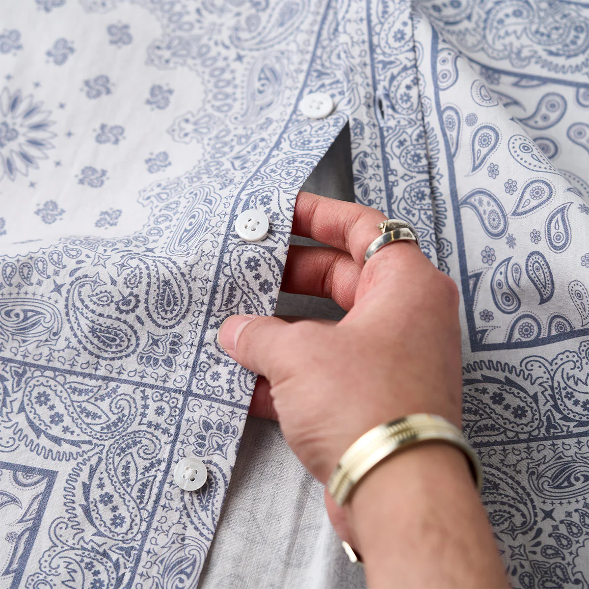 「Karaku」刺繍入り　赤ヒモ付きペイズリーバンダナ柄半袖シャツ - Image 11