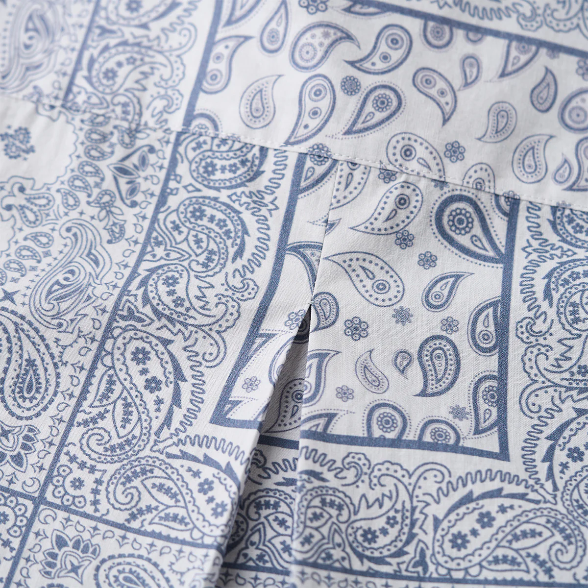 「Karaku」刺繍入り　赤ヒモ付きペイズリーバンダナ柄半袖シャツ - Image 15