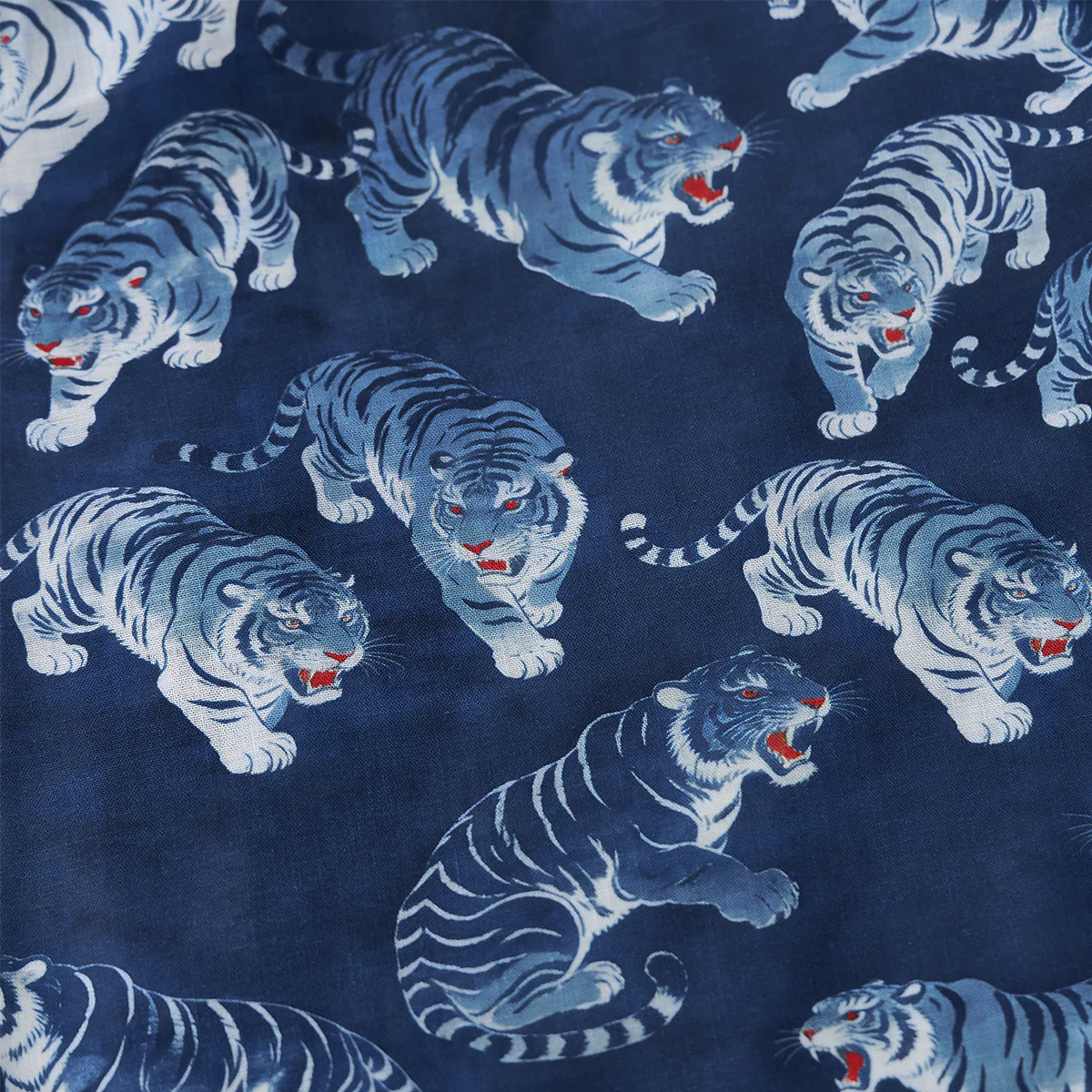 「百虎の喧嘩」浮世絵風総柄　藍染め風アロハシャツ - Image 14